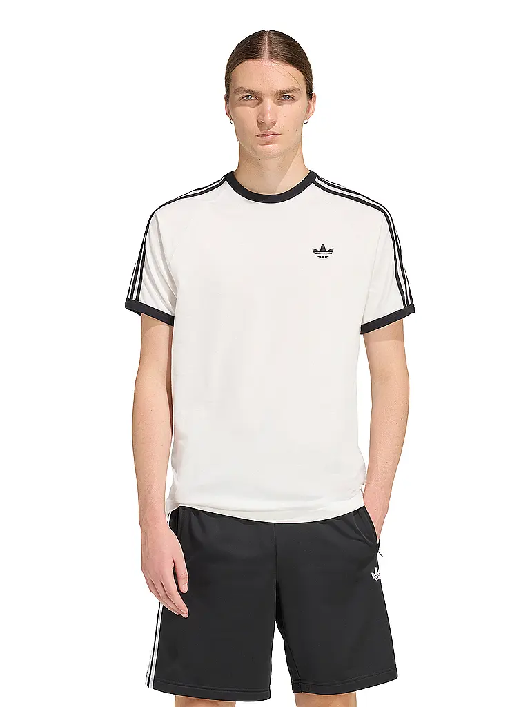 ADIDAS ORIGINALS | Camiseta
Marca: ADIDAS ORIGINALS
Color: blanco
Categorías: Moda, Hombre

Largo de manga: Manga corta
Escote: Cuello redondo
Material: Jersey, Algodón
Diseño: Liso, Rayas
Corte (ropa exterior): Regular
Detalles: Logo | Blanco