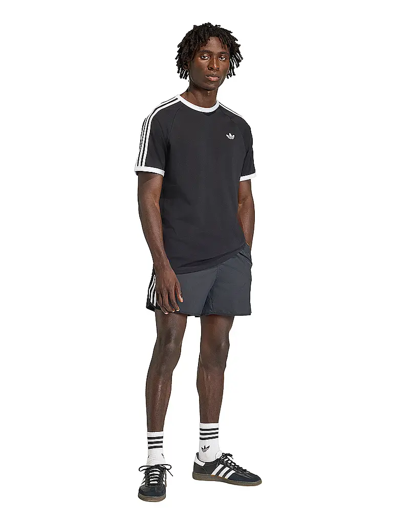 ADIDAS ORIGINALS | Camiseta
Marca: ADIDAS ORIGINALS
Color: negro
Categorías: Moda, Hombre

Largo de manga: Manga corta
Escote: Cuello redondo
Material: Jersey
Diseño: Liso, Rayas
Corte (Prenda superior): Regular
Detalles: Logo | Negro