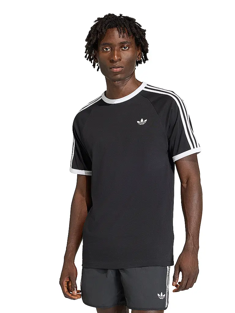 ADIDAS ORIGINALS | Camiseta
Marca: ADIDAS ORIGINALS
Color: negro
Categorías: Moda, Hombre

Largo de manga: Manga corta
Escote: Cuello redondo
Material: Jersey
Diseño: Liso, Rayas
Corte (Prenda superior): Regular
Detalles: Logo | Negro