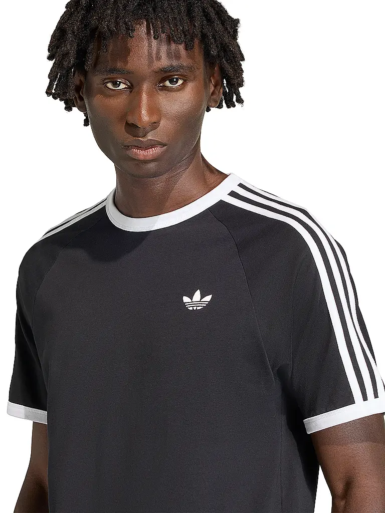 ADIDAS ORIGINALS | Camiseta
Marca: ADIDAS ORIGINALS
Color: negro
Categorías: Moda, Hombre

Largo de manga: Manga corta
Escote: Cuello redondo
Material: Jersey
Diseño: Liso, Rayas
Corte (Prenda superior): Regular
Detalles: Logo | Negro