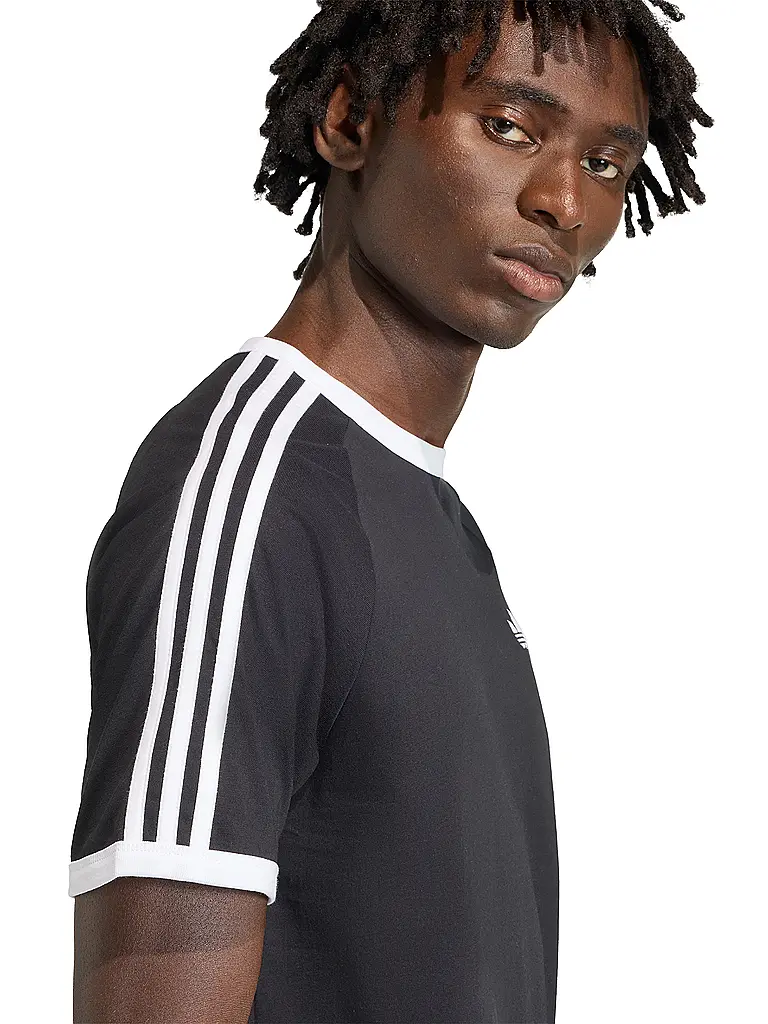 ADIDAS ORIGINALS | Camiseta
Marca: ADIDAS ORIGINALS
Color: negro
Categorías: Moda, Hombre

Largo de manga: Manga corta
Escote: Cuello redondo
Material: Jersey
Diseño: Liso, Rayas
Corte (Prenda superior): Regular
Detalles: Logo | Negro