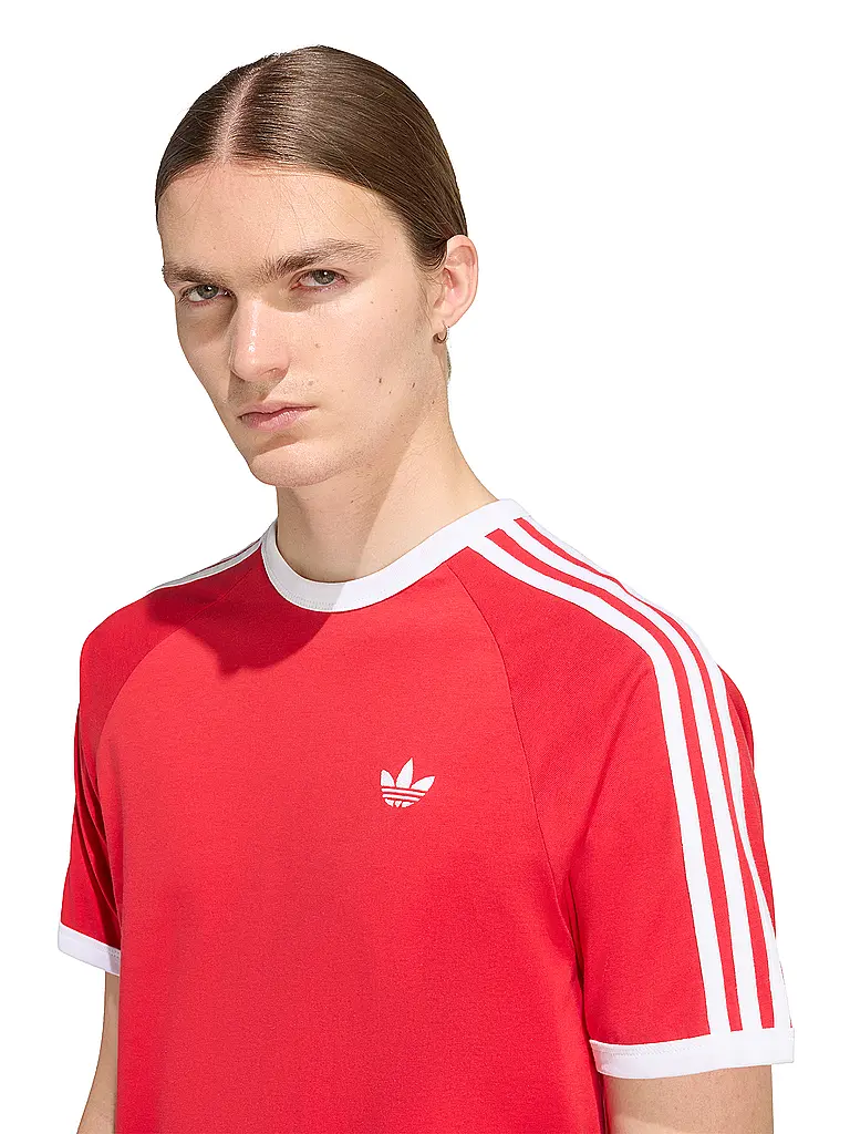 ADIDAS ORIGINALS | Camiseta
Marca: ADIDAS ORIGINALS
Color: rojo
Categorías: Moda, Hombre

Largo de manga: Manga corta
Escote: Cuello redondo
Material: Jersey, Algodón
Diseño: Liso, Rayas
Corte (ropa exterior): Regular
Detalles: Logo | Rojo