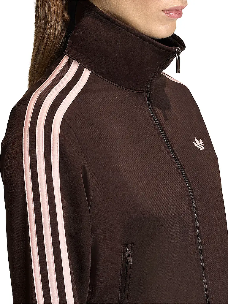 ADIDAS ORIGINALS | Chaqueta de chándal FB CLASSIC TT
Marca: ADIDAS ORIGINALS
Color: marrón
Categorías: Moda, Mujer

Largo de manga: Manga larga
Material: Felpa, Poliéster / Poliamida
Forma del cuello: Cuello alto
Diseño: Liso, Rayas
Corte (Prenda exterior): Regular
Det | 