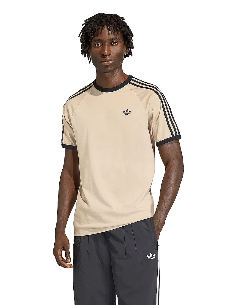 ADIDAS ORIGINALS | Nombre del producto: Camiseta
Marca: ADIDAS ORIGINALS
Color: beige
Categorías: Moda, Hombre

Largo de manga: Manga corta
Escote: Cuello redondo
Material: Jersey, Algodón
Diseño: Liso, Rayas
Corte (Prenda superior): Regular
Detalles: Logo | Beige