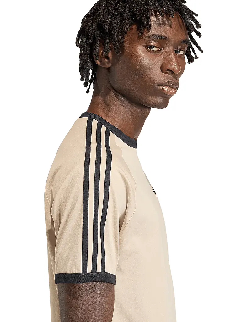 ADIDAS ORIGINALS | Nombre del producto: Camiseta
Marca: ADIDAS ORIGINALS
Color: beige
Categorías: Moda, Hombre

Largo de manga: Manga corta
Escote: Cuello redondo
Material: Jersey, Algodón
Diseño: Liso, Rayas
Corte (Prenda superior): Regular
Detalles: Logo | Beige
