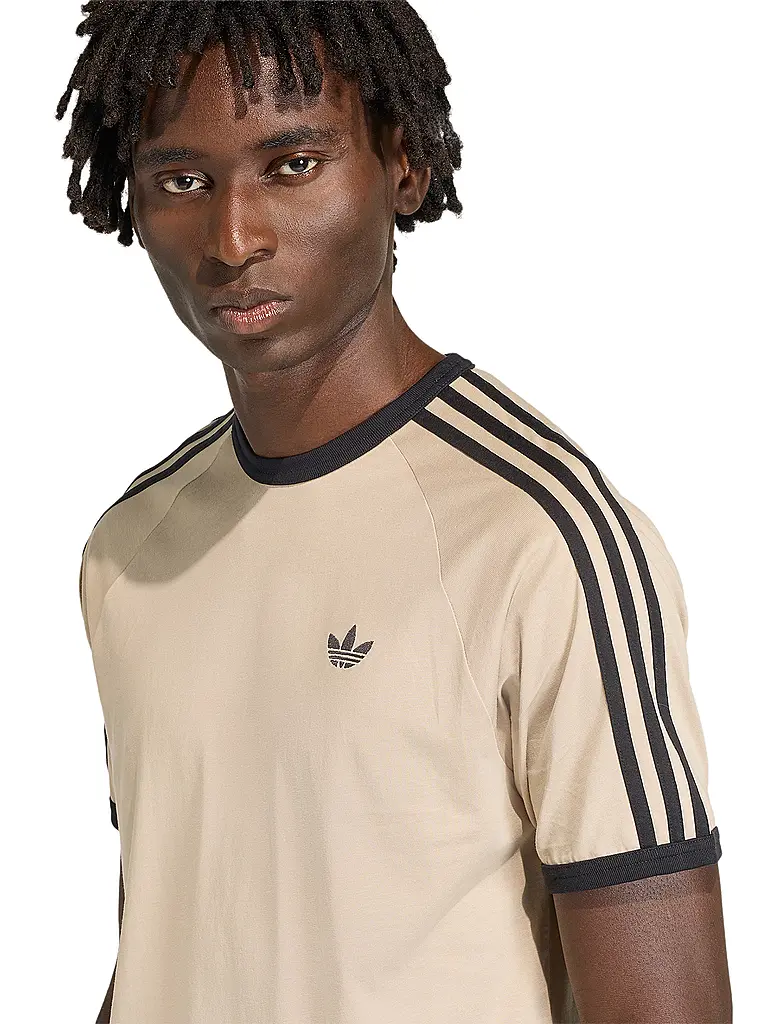 ADIDAS ORIGINALS | Nombre del producto: Camiseta
Marca: ADIDAS ORIGINALS
Color: beige
Categorías: Moda, Hombre

Largo de manga: Manga corta
Escote: Cuello redondo
Material: Jersey, Algodón
Diseño: Liso, Rayas
Corte (Prenda superior): Regular
Detalles: Logo | Beige