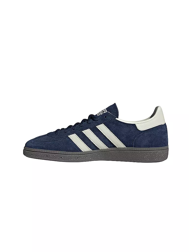 ADIDAS ORIGINALS | Nombre del producto: Zapatilla HANDBALL SPEZIAL
Marca: ADIDAS ORIGINALS
Color: azul oscuro
Categorías: Moda, Hombre

Material: Sintético, Textil, Mezcla, Cuero
Estampado: Logotipo
Estilo: , Moda joven
Altura del tacón: Tacón plano | 