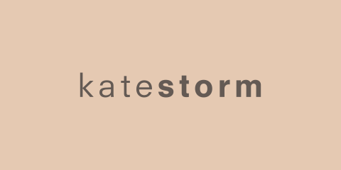 Logotipo de texto sobre un fondo color melocotón con el nombre "katestorm" en minúsculas, donde "kate" está en un peso de fuente más delgado y "storm" está en negrita.
