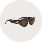 Schildpatt-Sonnenbrille mit dunklen Gläsern und einem goldenen Emblem an der Seite auf einem hellbeigen, runden Hintergrund.