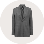 Ein einreihiger, grau karierter Blazer mit gekerbtem Revers, langen Ärmeln, Knopfverschluss vorne und zwei Taschen vorne auf hellem Grund.