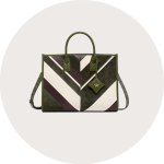 Eine stilvolle Handtasche mit grünen Griffen und Verzierungen, die ein auffälliges geometrisches Muster aus diagonalen Streifen in Dunkelgrün, Schwarz, Weiß und Beige aufweist. Die Tasche hat einen Schulterriemen und ein kleines Emblem auf der Vorderseite.