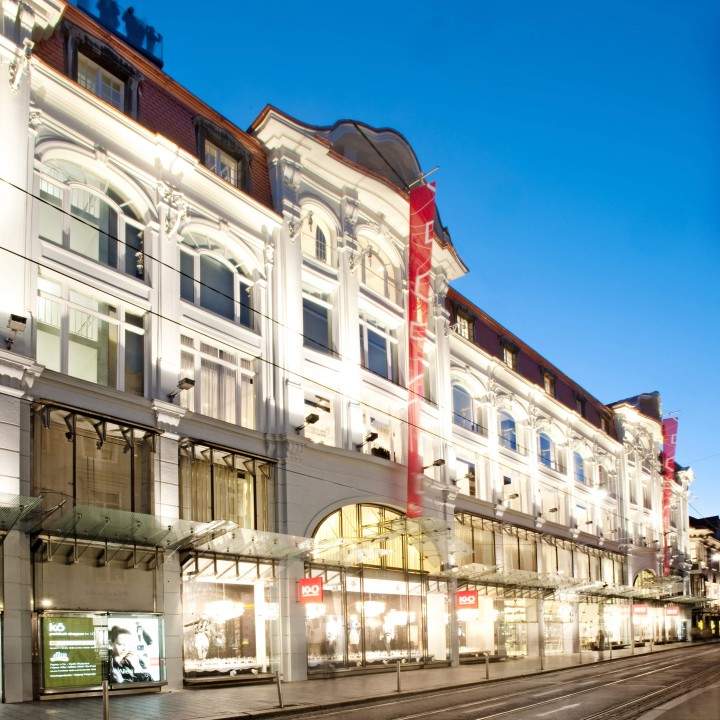 Imponente fachada de la casa de moda Kastner & Öhler en Graz