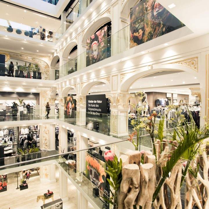 Vista del Gran Salón con una hermosa decoración floral