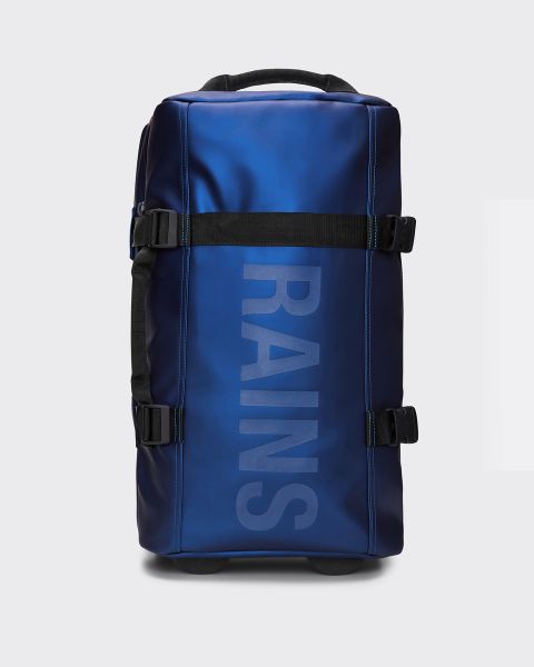 Una bolsa de viaje azul rectangular con la inscripción vertical "RAINS" en la parte delantera. La bolsa tiene correas, hebillas y ruedas negras en la parte inferior y está diseñada para viajes o uso en exteriores.