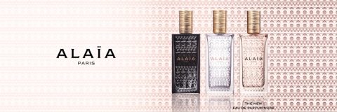 Se presentan tres frascos de perfume Alaïa Paris frente a un fondo estampado. El texto dice "Alaïa Paris" y en la esquina inferior derecha "The New Eau de Parfum Nude".