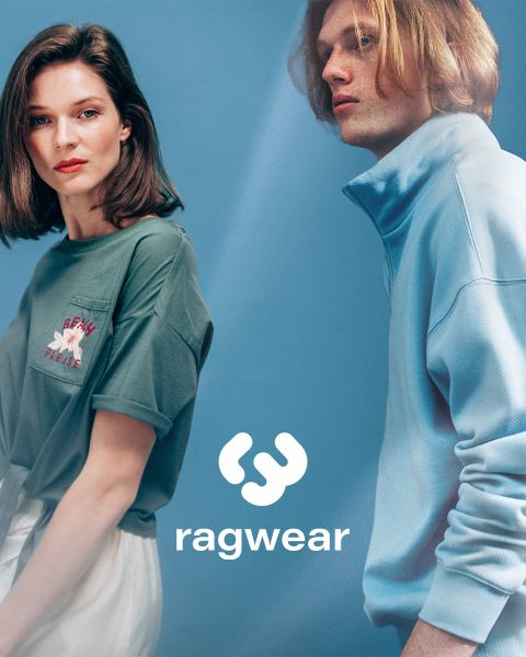 Sobre un fondo azul, una mujer con una camiseta verde que dice "BE NICE PLANET" y flores, y un hombre con una sudadera con cremallera azul claro. Debajo de ellos está la inscripción "Ragwear" con un logo.