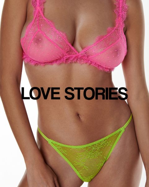 Una persona lleva un sujetador de encaje rosa y unas bragas de encaje verdes. El texto "LOVE STORIES" está superpuesto en la imagen. El fondo es blanco.