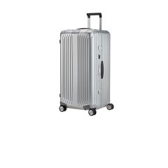 Una maleta rígida plateada con cuatro ruedas y un asa telescópica negra, de pie sobre un fondo blanco.