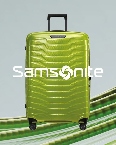 Maleta Samsonite de color verde claro con un patrón texturizado y cuatro ruedas. El asa es extensible. El gran logotipo de "Samsonite" se extiende a lo ancho de la maleta. El fondo tiene un diseño ondulado verde y blanco.
