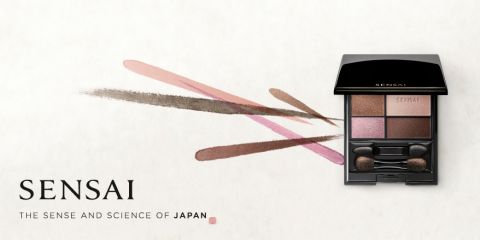 Paleta de maquillaje con cuatro sombras de ojos en tonos tierra y dos pinceles pequeños, etiquetada como "Sensai". El fondo muestra una representación artística de pinceladas en colores coordinados. Texto: "El sentido y la ciencia de Japón".
