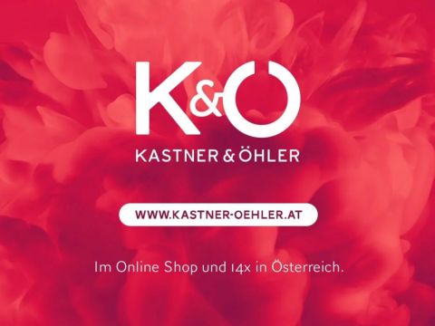 Roter Hintergrund mit weißem Text, auf dem „K&O Kastner & Öhler“ steht, und der Website-URL „www.kastner-oehler.at“. Darunter steht „Im Online Shop und 14x in Österreich“, was auf eine Online-Präsenz und 14 Standorte in Österreich hinweist.