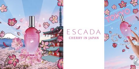 Una botella de la fragancia "Cherry in Japan" de Escada se encuentra frente a un vibrante fondo de inspiración japonesa con flores de cerezo, un templo y la Torre de Tokio. El cielo está iluminado por rayos y pétalos estilo caricatura flotan alrededor. La palabra "TOKIO" aparece en neón.