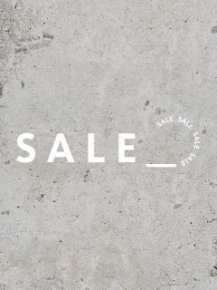 Fondo minimalista de textura de hormigón gris con la palabra "SALE" en negrita y letras blancas. El texto "SALE" repetido circularmente en la esquina añade interés visual.