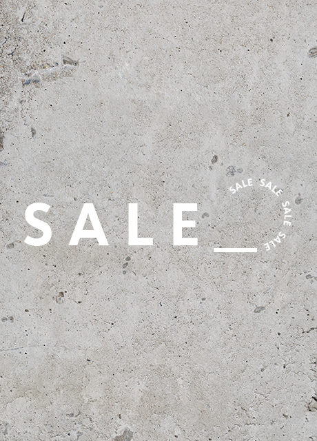Fondo minimalista de textura de hormigón gris con la palabra "SALE" en negrita y letras blancas. El texto "SALE" repetido circularmente en la esquina añade interés visual.