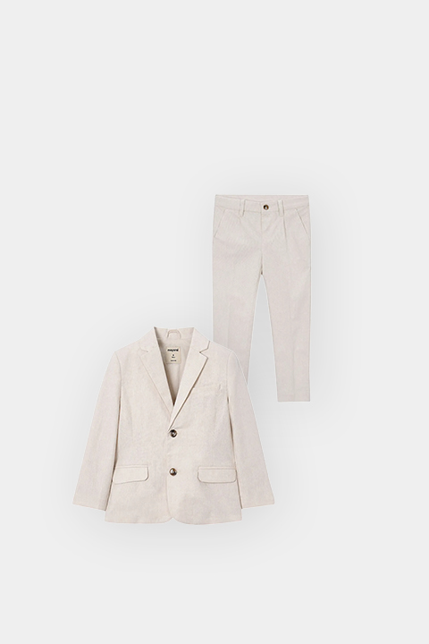 Conjunto de traje para niños de color beige con blazer de un solo botón y pantalones a juego, ambos sobre un fondo blanco.