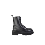 Schwarzer Schnürstiefel mit klobiger Sohle und Zuglasche auf der Rückseite auf weißem Grund.