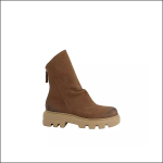 Eine braune Stiefelette mit strukturierter Oberfläche, einer dicken beigen Stollensohle und einem seitlichen Reißverschluss, die vor einem schlichten weißen Hintergrund steht.