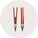 Ein elegantes, roségoldenes Haarstyling-Gerät im Glätteisen-Design mit digitalen Bedienelementen und Kontrollleuchten auf der Vorderseite. Es verfügt über ein kreisförmiges Belüftungsdesign in der Nähe des Griffs und ist sowohl von vorne als auch von der Seite abgebildet.