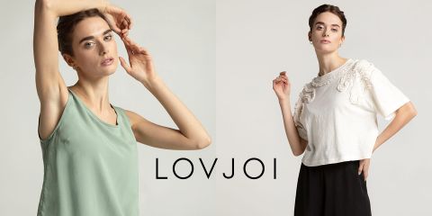 Dos imágenes de una mujer posando. A la izquierda, lleva una blusa verde sin mangas con el brazo levantado. A la derecha, lleva una blusa blanca con detalles texturizados y pantalones negros. En el centro está la palabra "LOVJOI".