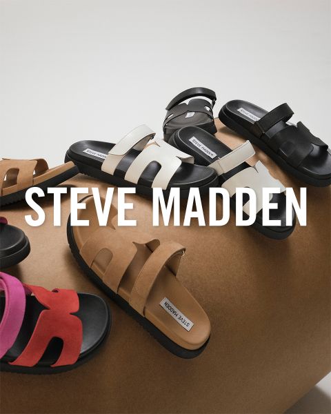 Una colección de sandalias Steve Madden en varios colores, incluyendo negro, blanco, marrón claro, rojo y rosa, presentadas sobre una superficie curva marrón. El nombre de la marca "Steve Madden" es claramente visible sobre la imagen en letras blancas.