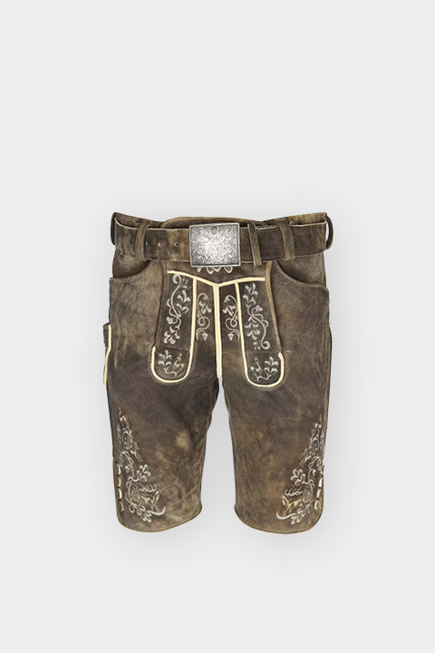 Pantalones de cuero bávaros tradicionales marrones con bordados decorativos, una solapa frontal y un cinturón ancho con hebilla grande sobre un fondo blanco.