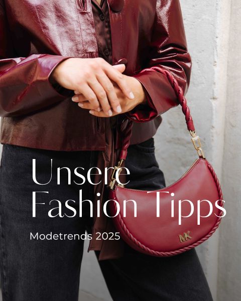 Una persona con una brillante chaqueta de cuero burdeos sostiene un bolso MK a juego. El texto en la imagen dice: "Nuestros consejos de moda. Tendencias de moda 2025.
