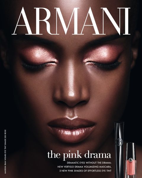 Primer plano de una modelo con maquillaje de ojos rosa brillante. El texto dice: „ARMANI - el drama rosa“, al lado se muestran productos de máscara de pestañas y sombra de ojos.