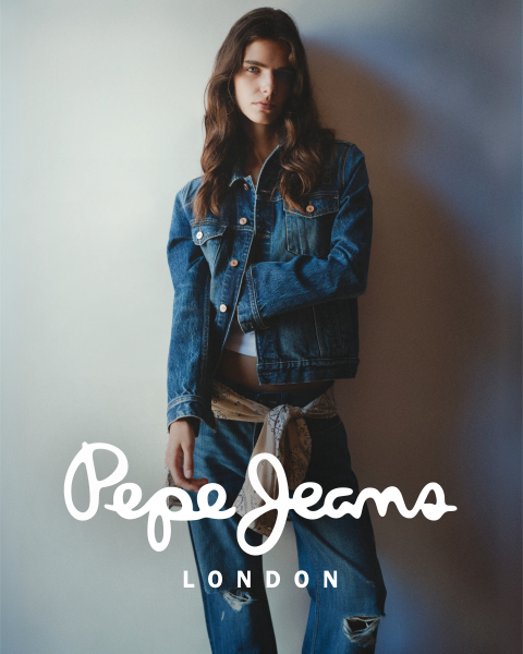 Una mujer con chaqueta vaquera y vaqueros posa delante de un fondo neutro, en la parte inferior de la imagen se muestra el logo "Pepe Jeans London".