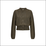 Gekürzte, langärmelige, olivgrüne Strickjacke mit Rundhalsausschnitt, Knöpfen an der Vorderseite, Rippbündchen an Saum und Ärmeln und Zopfmuster an der Vorderseite und an den Ärmeln auf weißem Hintergrund.