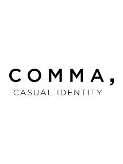 Sobre un fondo blanco, en letras negras, se lee "COMMA" en mayúsculas y negrita, y debajo, en mayúsculas más pequeñas y finas, "CASUAL IDENTITY".