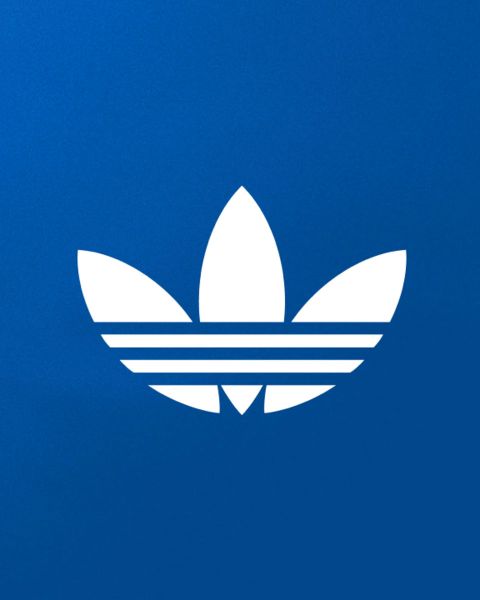 La imagen muestra el logo blanco de Adidas Trefoil con tres hojas y tres rayas horizontales, centrado sobre un fondo azul sólido.