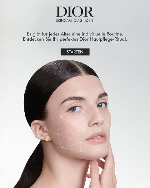 Una mujer con un patrón geométrico en la cara, cabello oscuro peinado hacia atrás, una blusa negra y aretes dorados frente a un fondo claro. El texto de arriba dice "DIOR Skincare Diagnosis" en alemán con un botón que dice "EMPEZAR".