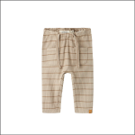 Beigefarbene gerippte Babyhose mit braunen Karostreifen, elastischem Bund, Kordelzug und einer kleinen Vordertasche auf weißem Hintergrund.