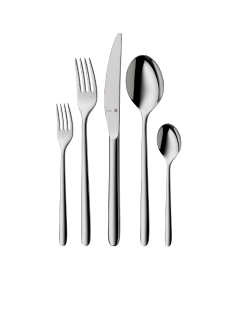 Cinco cubiertos: un tenedor de ensalada, un tenedor de mesa, un cuchillo, una cuchara sopera y una cucharilla, dispuestos verticalmente sobre un fondo blanco liso.