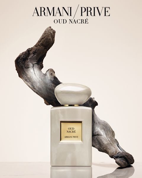 Una cuadrícula de nueve frascos de perfume Armani/Privé con tapas de diferentes colores, dispuestos en tres filas sobre un fondo claro. El texto debajo dice "Armani/Privé Fragancias de Alta Costura".