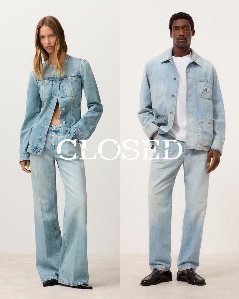 Un hombre con camiseta blanca y vaqueros está sentado de frente en una silla de madera. Una mujer con chaqueta vaquera y vaqueros está sentada ligeramente reclinada frente a él. Ambos tienen una expresión seria. Sobre la imagen está la palabra "CERRADO".