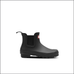 Schwarzer, knöchelhoher Gummiregenstiefel mit elastischen Seiteneinsätzen, einer Zuglasche an der Ferse und einem kleinen, rechteckigen Logo an der Seite auf weißem Grund.