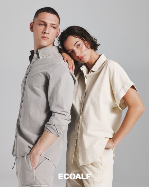 Una persona que lleva un abrigo de invierno acolchado negro está de pie frente a un fondo liso y claro. La palabra "ECOALF" se lee claramente en el centro de la imagen.