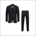 Ein schwarzer zweiteiliger Anzug auf weißem Grund mit einem einreihigen Blazer mit zwei Knöpfen und einer dazu passenden maßgeschneiderten Hose.