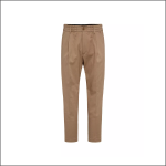 Beigefarbene, hochtaillierte, plissierte Anzughose mit Knopf- und Reißverschluss, Gürtelschlaufen und geradem Bein, auf weißem Hintergrund.